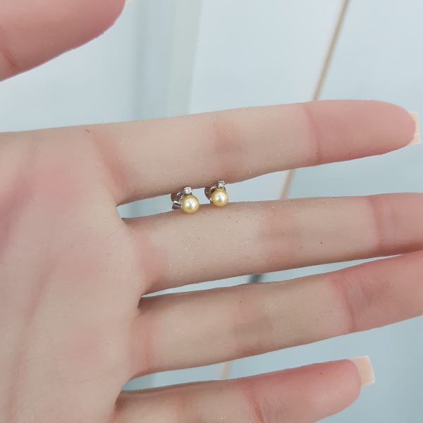 White Gold Diamond Earrings with Pearl - E5009