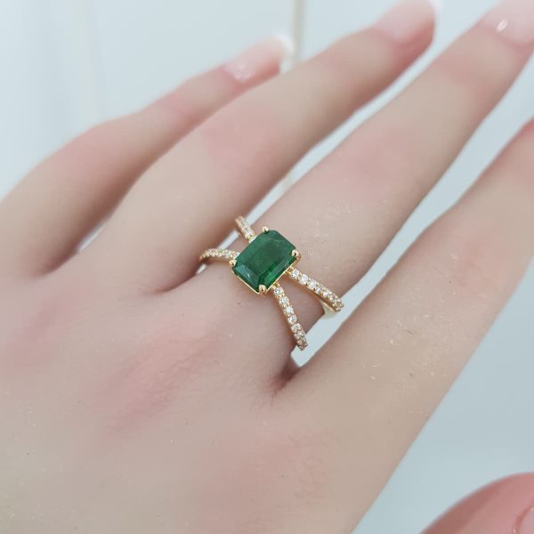 Yellow Gold Diamond Ring with Natural Emerald - R7603