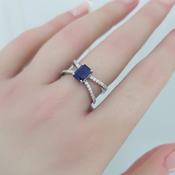 White Gold Diamond Ring with Natural Sapphire - R7604
