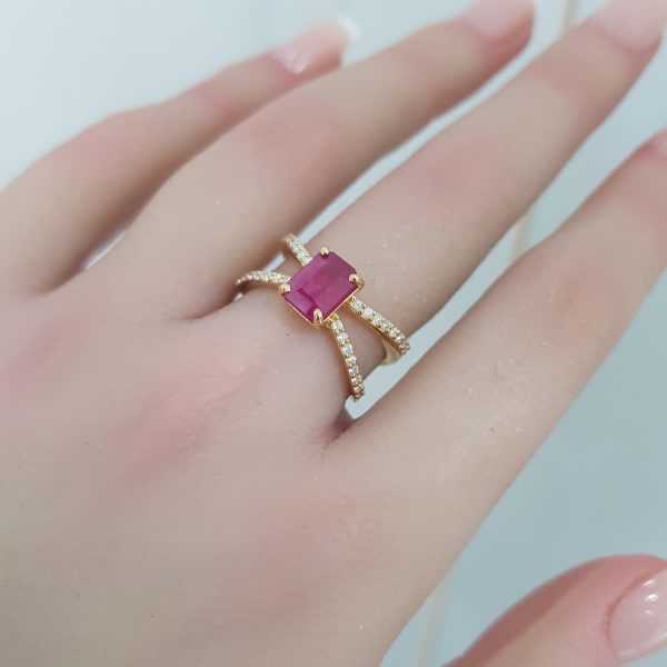 Yellow Gold Diamond Ring with Natural Ruby - R7602