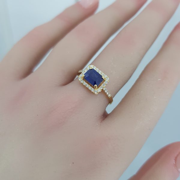 Yellow Gold Diamond Ring with Natural Sapphire - R7660