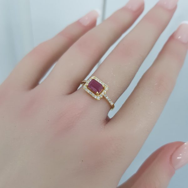 Yellow Gold Diamond Ring with Natural Ruby - R7663