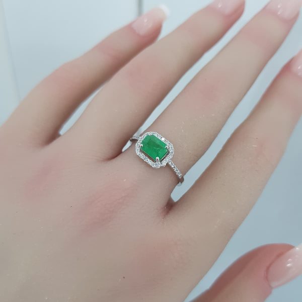 White Gold Diamond Ring with Natural Emerald - R7658