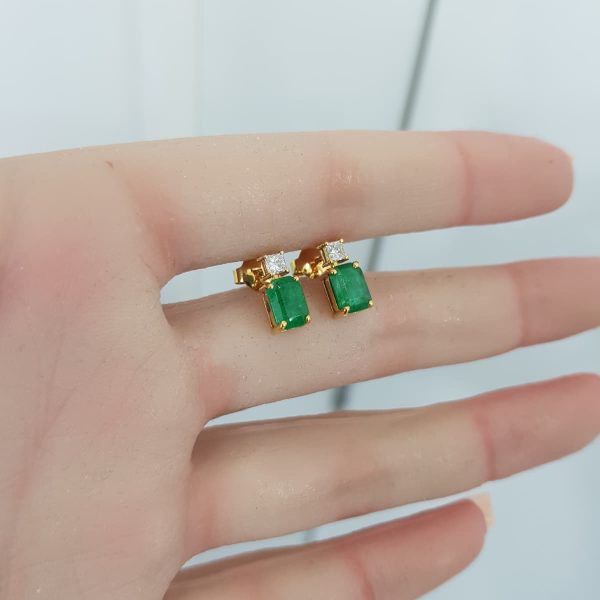 Yellow Gold Diamond Earrings with Natural Emerald - R6575